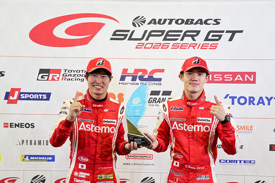 決勝フォトセッション:GT500クラスで優勝した塚越広大/野村勇斗組(17号車・Astemo HRC PRELUDE-GT) 決勝フォトセッション:GT500クラスで優勝した塚越広大/野村勇斗組(17号車・Astemo HRC PRELUDE-GT)