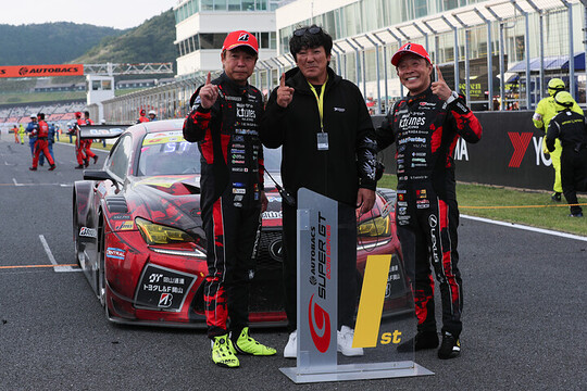 GT300クラス:優勝した新田守男/高木真一組(K-tunes Racing) GT300クラス:優勝した新田守男/高木真一組(K-tunes Racing)