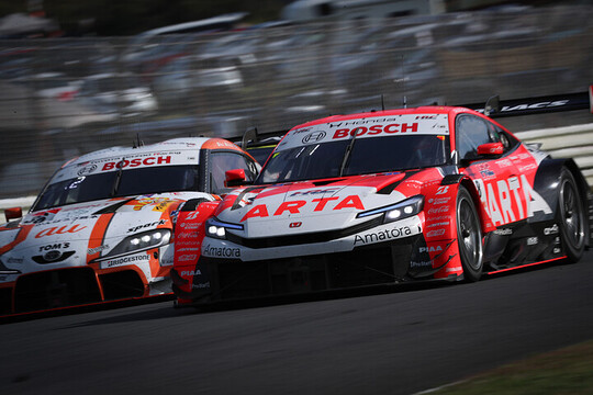 GT500クラス:36号車au TOM\'S GR Supra vs 8号車#8 ARTA MUGEN HRC PRELUDE-GT GT500クラス:36号車au TOM\'S GR Supra vs 8号車#8 ARTA MUGEN HRC PRELUDE-GT
