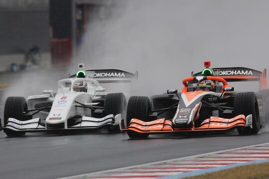 トップ争いをする岩佐歩夢と太田格之進