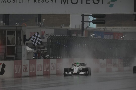 トップでゴールする太田格之進