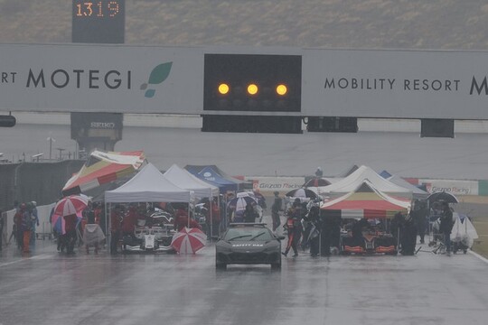 レースは赤旗中断となりマシンがコース上に並べられた