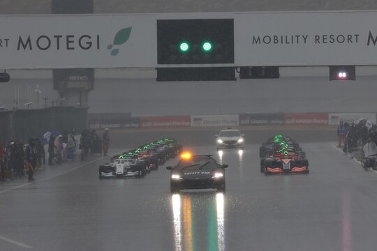 降雨のためセーフティーカースタートとなった