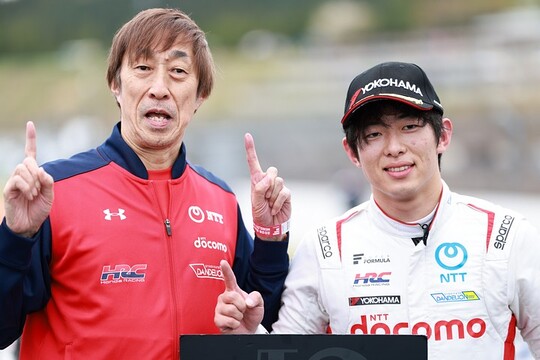 優勝した太田格之進と監督の村岡潔氏(DOCOMO TEAM DANDELION RACING) 優勝した太田格之進と監督の村岡潔氏(DOCOMO TEAM DANDELION RACING)