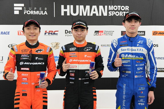 予選フォトセッション:トップ3のドライバーたち 予選フォトセッション:トップ3のドライバーたち