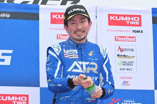 表彰式：マスタークラスで優勝した清水康弘（ART TASTE RACING）