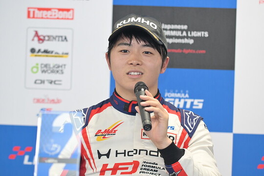 決勝記者会見：2位の新原光太郎（B-MAX RACING TEAM）