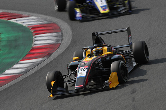 マスタークラス決勝3位はDRAGON（B-MAX ENGINEERING 324）