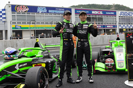1-2フィニッシュを達成した三井優介と卜部和久 1-2フィニッシュを達成した三井優介と卜部和久