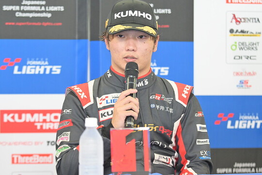 決勝記者会見：優勝した鈴木斗輝哉（モビリティ中京TOM\'S TGR-DC SFL）