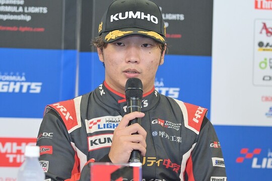 決勝記者会見:優勝した鈴木斗輝哉(TOM\'S) 決勝記者会見:優勝した鈴木斗輝哉(TOM\'S)