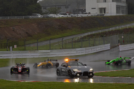 レースはセーフティーカー先導の後、赤旗打ち切りとなった