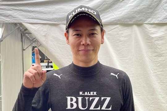 決勝インタビュー:マスタークラスで優勝したケン・アレックス(Buzz Racing) 決勝インタビュー:マスタークラスで優勝したケン・アレックス(Buzz Racing)