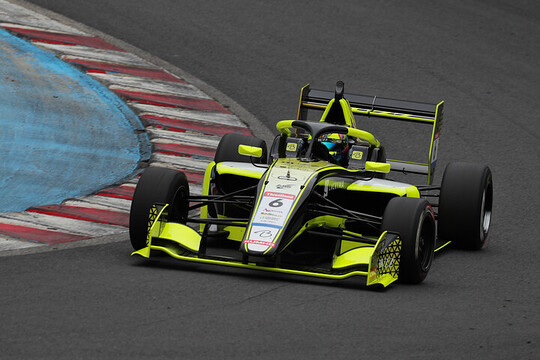 マスタークラス優勝はケン・アレックス(BUZZ RACING) マスタークラス優勝はケン・アレックス(BUZZ RACING)