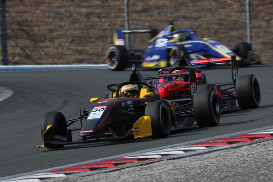 マスタークラス決勝2位はDRAGON(B-MAX ENGINEERING 324) マスタークラス決勝2位はDRAGON(B-MAX ENGINEERING 324)