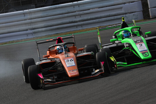 オスカー・ブルツと卜部和久の争い オスカー・ブルツと卜部和久の争い