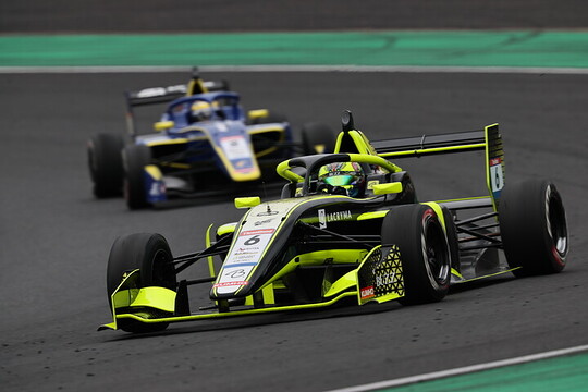 マスタークラス優勝はケン・アレックス(BUZZ RACING) マスタークラス優勝はケン・アレックス(BUZZ RACING)