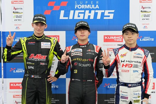 決勝フォトセッション:トップ3のドライバーたち 決勝フォトセッション:トップ3のドライバーたち