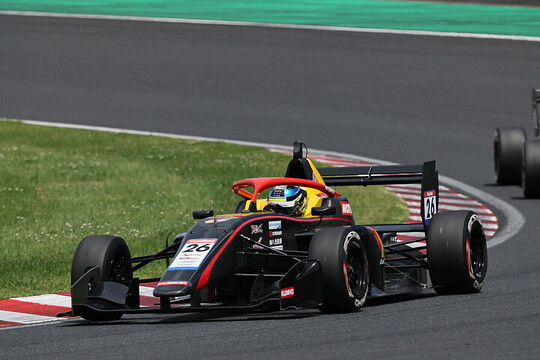 決勝5位は佐藤凛太郎(B-MAX ENGINEERING 324) 決勝5位は佐藤凛太郎(B-MAX ENGINEERING 324)