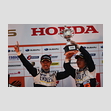GT300クラス表彰式: 優勝した峰尾恭輔と横溝直輝（エンドレス TAISAN 911）